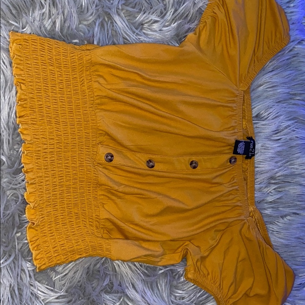 Crop top with sleeves
